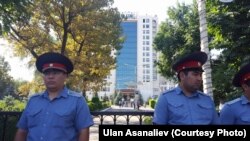 Сотрудники милиции, оцепившие отель "Ак-Кеме".