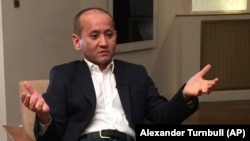 Қазақстандық бұрынғы банкир, қуғындағы оппозициялық саясаткер Мұхтар Әблязов. Париж, Франция,  15 желтоқсан 2016 жыл.