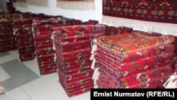 Aşgabat. Syýasy çäreleriň aýagasty düşegine, dükanda geçmeýän haryda öwrülen halylar.