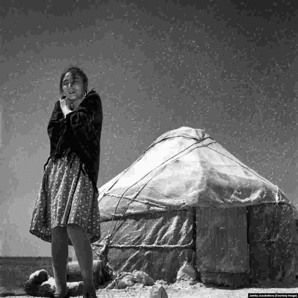 Кыргыз Республикасынын маданиятына эмгек сиңирген ишмери наамына татыган талант 2006-жылы 66 жашында акка моюн сунуп, сөөгү Чүй облусунун Байтик айылына коюлган. Юсупжанованын чыгармачылыгына арналган көргөзмөнү уюштуруучулардын айтымында, бул саамалык 5-декарбга чейин уланат, ага чейин бир ай бою маркум кино ишмерине арналган башка маданий иш-чаралар өтөт. Алсак, 13-14-ноябрь күндөрү Чыңгыз Айтматов атындагы кино үйүндө Юсупжанова тартылган жана тарткан тасмалар көрсөтүлөт. Ал эми 27-29-ноябрда кинорежиссер аялдардын эл аралык форуму өтөт. (Лариса Шепитьконун "Зной" ("Аптап") тасмасынан, сүрөт К. Грязновго таандык)