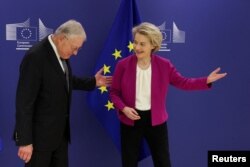 Keith Kellogg și Ursula von der Leyen, în Bruxelles, Belgia, 18 februarie 2025.