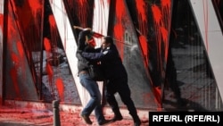 Полицай се опитва да спре нападател на сградата на Европейската комисия в София, събота, 22 февруари 2025 г.