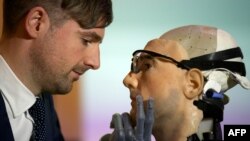 İngiltərədə istehsal olunuş, süni intellektə malik "Bionik insan"