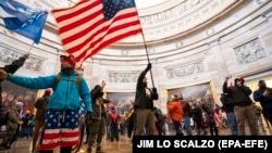 Толпа сторонников Трампа ворвалась в здание Конгресса США. ФОТО