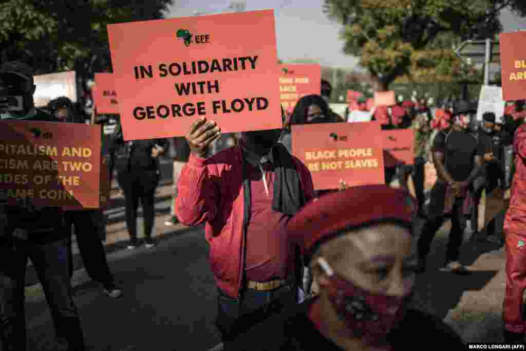 Поддржувачите на борците за економска слобода (ЕФФ) се собираат пред амбасадата САД во Преторија, на 8 јуни 2020 година.