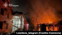 Zgrade su oštećene i u plamenu nakon napada na Kremenčuk u Ukrajini, 6. juna