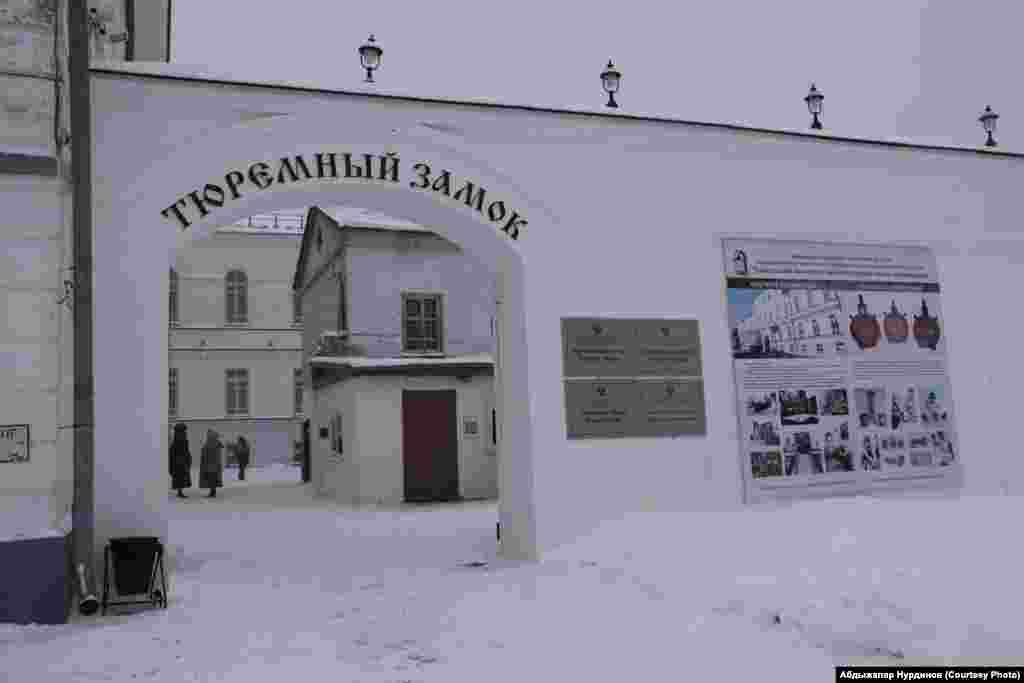 Токтогул Сатылганов Тобольск шаарындагы абакта 1899-жылы жаткан. Бул абак 1855-жылы курулуп, мында падышалык доордо башкесерлер менен каракчылар жана саясий куугунтуктагы - декабристтер, козголоңчулар, ал эми СССРдин тушунда оор кылмыш жасаган рецидивисттер отурушкан. Азыр бул түрмө "Тюремный замок" деген аталышта тарыхый архитектуралык музейге айланган.&nbsp; 