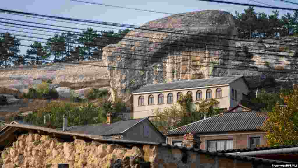 Будинки в старому місті нерідко будувалися прямо на узгір'ї. З низини споруди вони немов сходи з житлових будинків