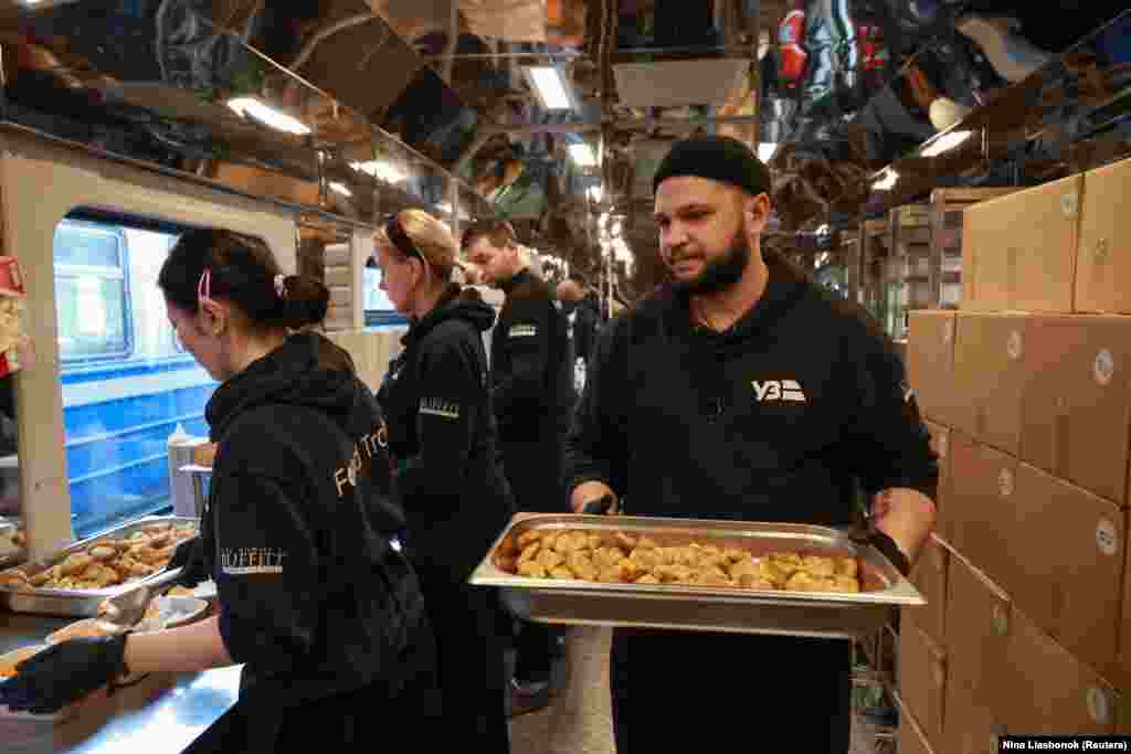 Працівники поїзда-кухні під назвою «Продовольчий поїзд» готують обідні набори для жителів Одеси, які залишилися без електроенергії після нещодавніх російських атак, 16 грудня 2025 року