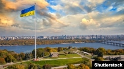 Киевдеги Печерск районунда 90 метр бийиктикте орнотулган украин туусу. 