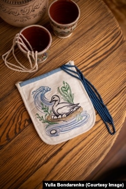 Торбинка з качкою, яка загинула під час війни у Федорівці