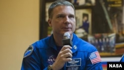 Американский астронавт Терри Вёртс перед полетом в космос в ноябре 2014 года 