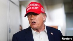 ټرمپ په الوتکه کې له خبریالانو سره خبرې کوي - د جولای څلورمې انځور