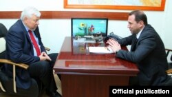 ՀՀ պաշտպանության նախարար Դավիթ Տոնոյան, ԵԱՀԿ գործող նախագահի անձնական ներկայացուցիչ Անջեյ Կասպշիկ, արխիվ