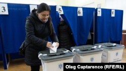 O femeie votează pentru alegerea președintelui României, la o secție de votare din Chișinău, 23 noiembrie 2024.