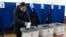 O femeie votează pentru alegerea președintelui României, la o secție de votare din Chișinău, 23 noiembrie 2024.