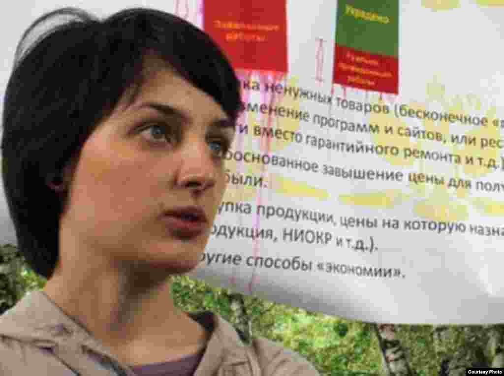 О письмах с угрозами, в которых ей обещали "повторение судьбы Маркелова и Бабуровой", рассказывала и журналистка "Новой" Елена Костюченко. Она известна своими репортажами из Чечни, в том числе &ndash; о преследовании в республике представителей ЛГБТ-сообщества