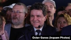 Nicușor Dan zâmbește în timp ce le vorbește susținătorilor, după anunțarea primelor exit-polluri ale turului întâi al alegerilor prezidențiale, la București, 4 mai 2025.