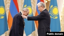 Kazakhstan - Kazakh President Kassym-Jomart Tokayev gives Armenian Prime Minister Nikol Pashinian a state award, Astana, November 21, 2025.