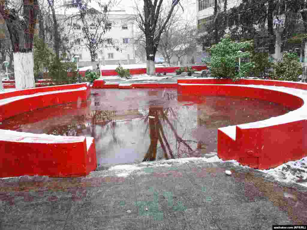 Türkmenbaşy şaýolunyň ugrunda ýerleşen we häzirki wagtda ýumrulan "Malboro" diýlip atlandyrylýan dükanyň ýeri