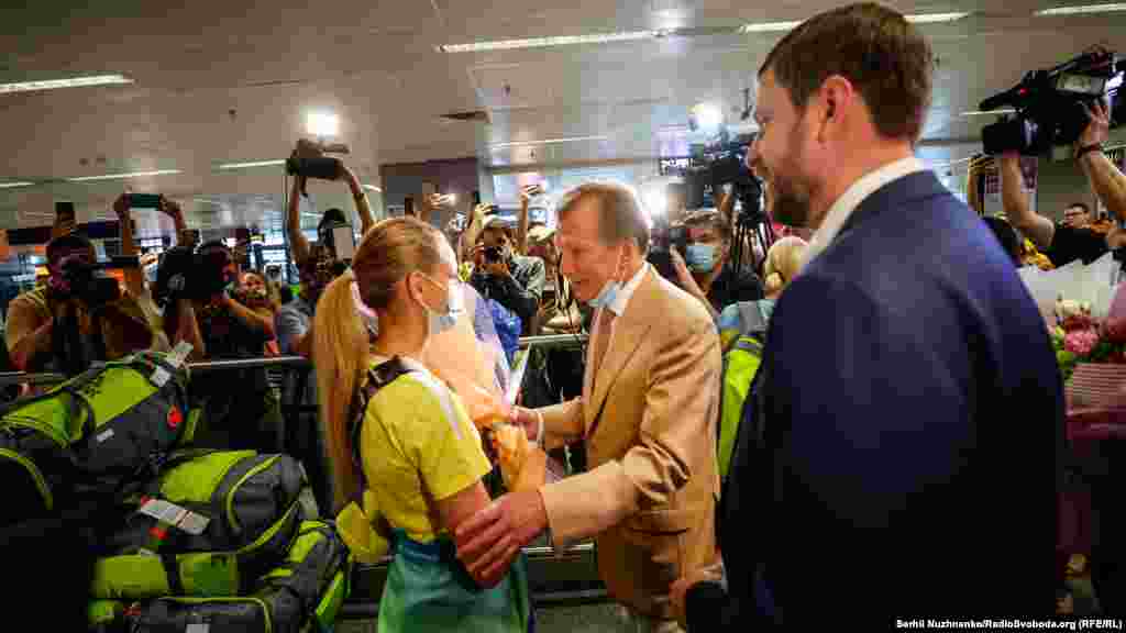 Колишній міністр молоді та спорту, а нині спортивний функціонер Равіль Сафіуллін вітає Дар'ю Білодід із &laquo;бронзою&raquo;&nbsp;