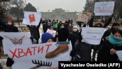 Конституцияны өзгөртүүгө каршы чыккан жарандык коомдун өкүлдөрү. 22-ноябрь, 2020-жыл. 