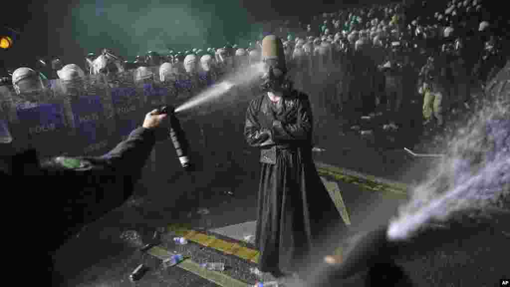 Primarul Istanbulului, Ekrem İmamoğlu, a fost arestat miercuri, pe 19 martie, și încarcerat duminică.