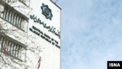 اجرای مصوبه شورای پول و اعتبار جمهوری اسلامی مبنی بر مجاز شمردن فعاليت بانک های خارجی در ايران، با موانع جدی اقتصادی و سياسی روبرو است.