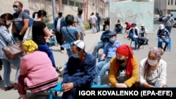 Граждане в ожидании медицинской помощи. Бишкек, июнь 2020 г.
