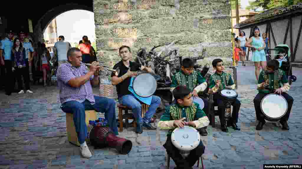 Kezlev qalesiniñ Şarqiy qapısı aldında soqaq çalğıcıları