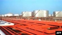 پالایشگاه‌های ایران تنها حدود شصت درصد نیاز کشور به بنزین را تولید می‌کنند. تصویری از پالایشگاه بندرعباس