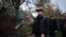 Кіраўнік Кіеўскай вобласьці Мікола Калашнік (у цэнтры) у чарнобыльскай зоне знаёміцца з фартыфікацыйнымі збудаваньнямі, 19 кастрычніка 2025