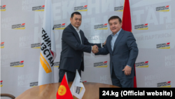 Мирлан Бакиров менен Акматбек Келдибековдун бул сүрөтүн 24.kg агенттиги жарыялады. 