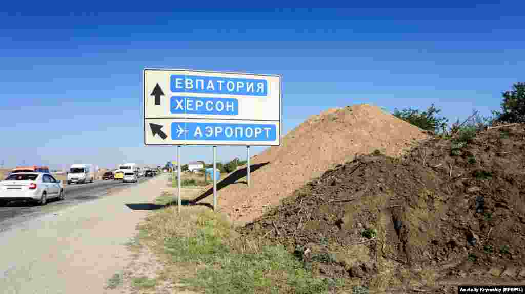 Kezlev (Yevpatoriya) aylançıq yolunıñ çetinde iç bir terek qalmadı