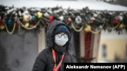 Москвада беткап кийип жүргөн турист. 29-январь, 2020-жыл.  