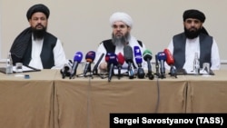 Члены делегации политического офиса талибов (запрещенного в России) во время пресс-конференции в отеле Radisson, Москва, 9 июля 2021 г.