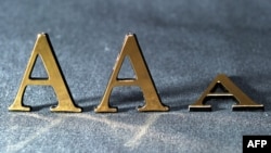 Рейтинг назначается рейтинговыми агентствами и имеют буквенные обозначения, как A, B, C.