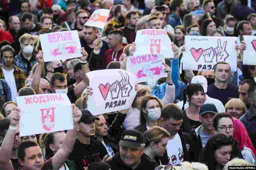 Oamenii țineau pancarte cu sloganurile: &bdquo;Împreună&rdquo;, &bdquo;Putem&rdquo; și &bdquo;Credem&rdquo;.