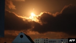 د اسراییلو د نتانیا ښار د پاسه د راکټو توغندي د تېرېدو په حال مې لیدل کېږي - انځور جون ۱۷، کال ۲۰۲۵ز