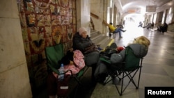 Oamenii se adăpostesc într-o stație de metrou din Kiev, în timpul atacurilor rusești cu rachete și drone.