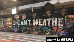 Орегон штатындагы Портленд шаарында көп дүкөндөрдүн терезелери тактай менен жабылып, анти-расисттик сүрөт, плакаттарга айланган. Август, 2020-жыл.