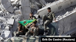 Сирия өкмөтүнө баш ийбеген күчтөр Ракка  шаарын ИМ тобунан бошоткон учур. 17-октябрь, 2017-жыл. 