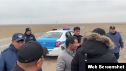 Полиция на месте проведения антикитайской акции в Алматинской области. 13 ноября 2025 года