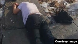 Мужчина, пытавшийся совершить самоподжог у здания Генпрокуратуры КР (скриншот с видео), 20 января 2025 г.