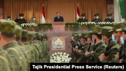 Тажикстандын президенти Эмомали Рахмон аскердик парадды кабыл алды. Дүйшөмбү шаары. 22-июль, 2021-жыл. 