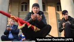 Өкмөт Үйүнүн жанындагы Садыр Жапаровдун жактоочулары. Бишкек. 14-октябрь, 2020-жыл. 