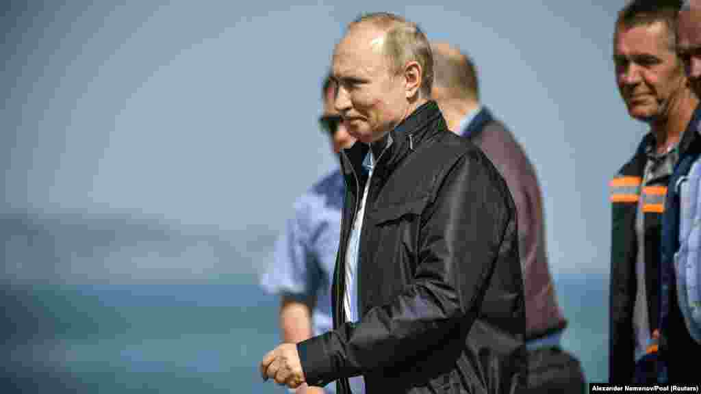 Жаңа көпірді ашу рәсімі кезінде құрылысшылармен әңгімеде Ресей президенті Владимир Путин құрылыс нысандарын салу жұмыстары жалғасады деп үміттенетінін айтты. "Бірінші желі &ndash; ең маңыздысы" екенін атап өткен ол алдағы күзде көпірдің жүк тасымалдау бөлігі, ал тағы бір жылдан соң - теміржол бөлігі ашылады деп сенетінін білдірді.