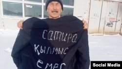 Перформанс Марата Мусабаева с курткой, на которой написано на казахском: «Сатира — не преступление». 22 января 2025 года. Фото из группы NotExtremists.