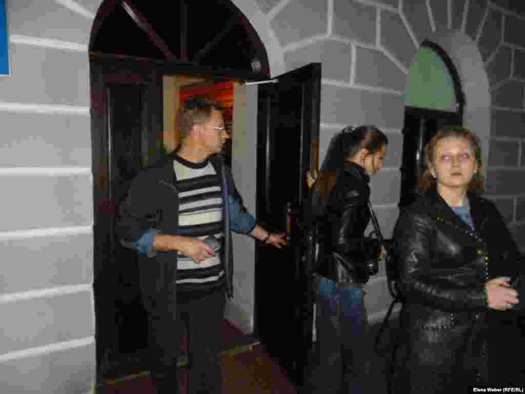 После ночной экскурсии посетители спешно покидали здание Музея памяти жертв политических репрессий. Кто-то еще ждал, чтобы и для них тоже провели экскурсию "Ночь в музее".&nbsp;