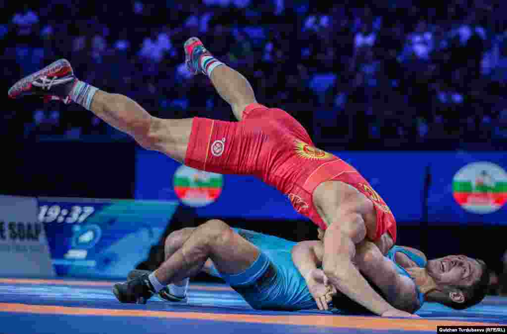 Балбан Тынар Шаршенбеков (кызыл кийимчен) коло байге үчүн күрөшүп жаткан учур. Мында ал казакстандык балбан Алмат Кебиспаевге 9:0 эсебинде утулду.&nbsp;